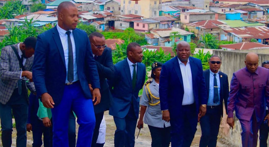 Visita del primer ministro a la farmacia.